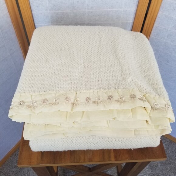Vintage Yellow Waffle Weave Embroidered Floral Satin Trim Blanket - Picture 4 of 7